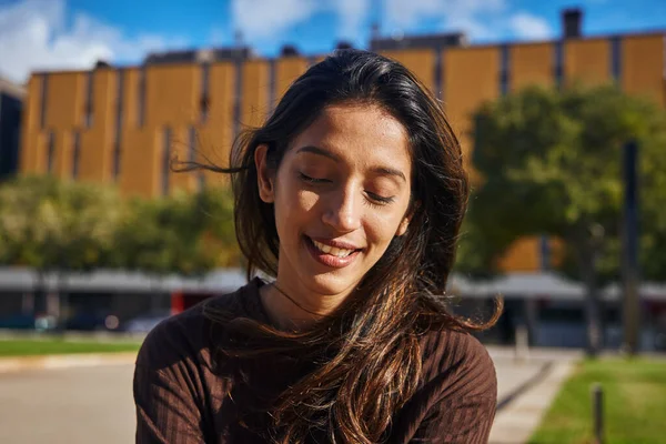 Jeune Femme Affaires Détendue Assise Dans Parc Les Yeux Fermés — Photo