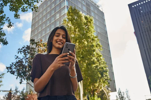 Jovem Bela Empresária Sorrindo Usando Telefone Quando Contra Construção — Fotografia de Stock