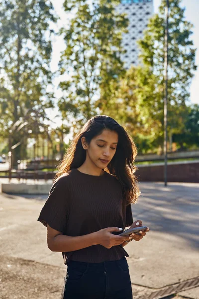 Jovem Empresária Confiante Rua Enquanto Mensagens Texto Com Concentração — Fotografia de Stock