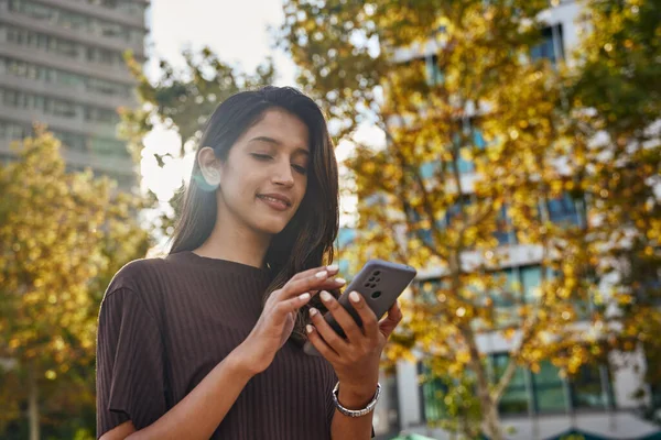 Mladá Usměvavá Podnikatelka Stojící Ulici Pracující Mobilním Telefonu Royalty Free Stock Obrázky