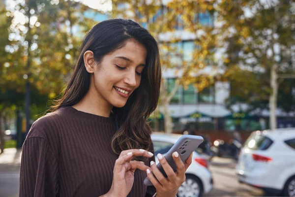 Hermosa Mujer Negocios Con Teléfono Móvil Pie Trabajando Calle Fotos De Stock Sin Royalties Gratis