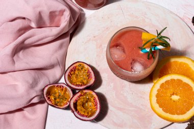 Tutku meyvesi, portakal suyu ve kahvaltıda içmek için kağıt kamış