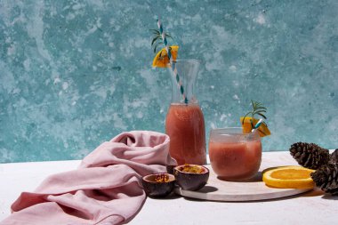 Bir sürahi mor tutku meyve suyu. Sabah portakal ve cam karışımı ve detoks yapılacak.