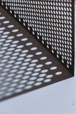 Üzerinde dairesel devriye olan metal dairelerin gölgesi tarafından yapılmış.