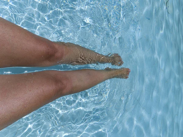 Kobieta Nogi Opalenizną Hotelowym Basenie Woda Sam Mając Sunbath — Zdjęcie stockowe