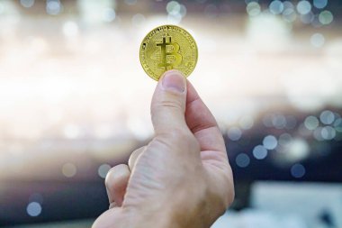 Havalı bir geçmişi olan bitcoin 'le el ele tutuşmak. Bitcoin logolu bir altın sikke