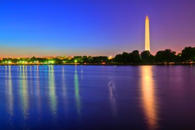 Washington Anıtı & mavi saat