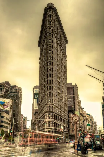 Flatiron Binası ve sarı gökyüzü — Stok fotoğraf