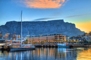 V ve bir Waterfront ve tekneler