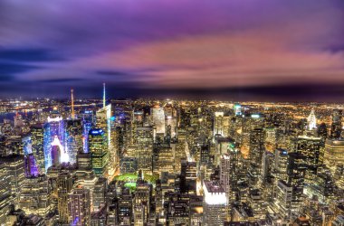 NYC ve renkli gökyüzü