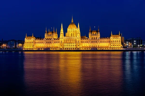 Węgierski Parlament idealna godzina niebieski — Zdjęcie stockowe