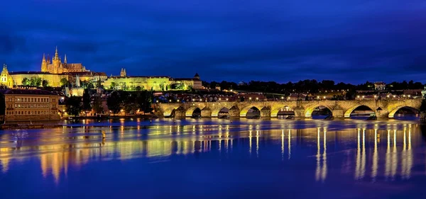 Prag & blå timmen — Stockfoto