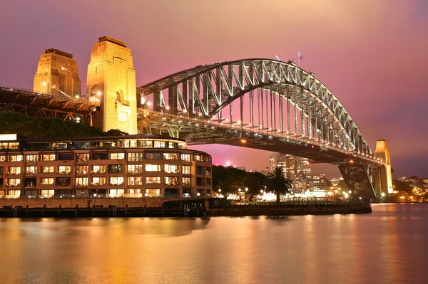 Ponte sul porto e cielo colorato — Foto Stock