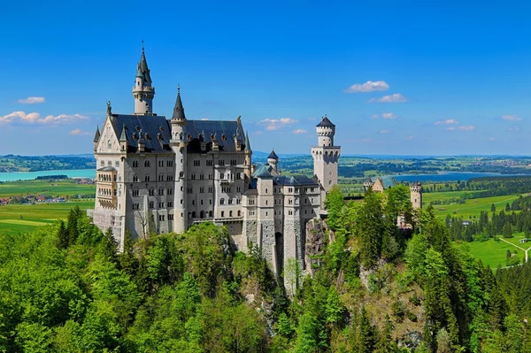 Castillo de Neuschwanstein y cielo azul — Foto de Stock