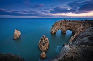 Algrave Portekiz 'deki kayaların ve doğal kemerlerin fotoğrafı.