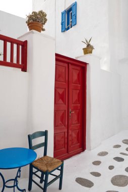 Yunanistan 'daki Mykonos' un beyaz duvarının fotoğrafı