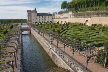 Villandry Kalesi 'nin ve bahçelerin fotoğrafı.