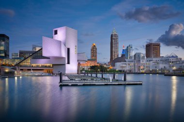 * Fotoğraf: Cleveland gökyüzü mavi saatte *