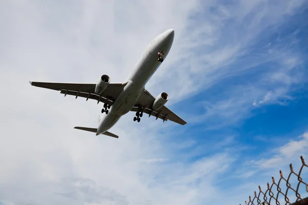 Vete al cielo azul. —  Fotos de Stock