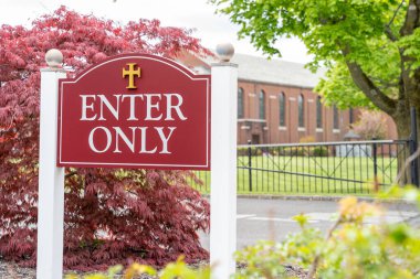 Genel Giriş Sadece güvenlik ve güvenlik amacıyla araba trafiğini yöneten kilisenin otoparkına imza atın