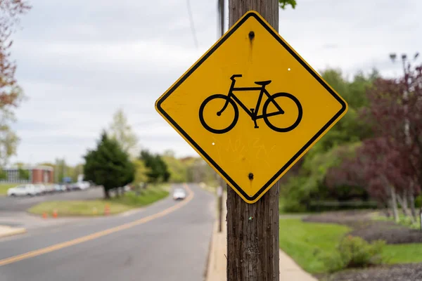 Fahrradstreifen Warnschild Strommast Entlang Der Vorstadtstraße Warnt Autofahrer Vor Radfahrern lizenzfreie Stockfotos