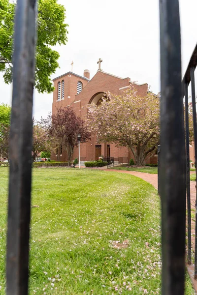 Uma Igreja Genérica Vista Através Postes Vedação Aço Longo Belo Imagens Royalty-Free