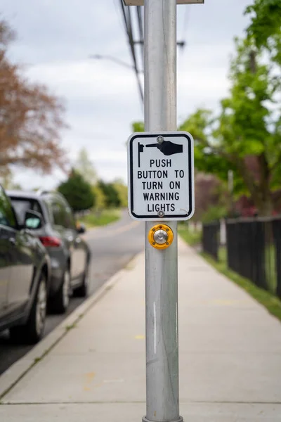 Crosswalk Signal Button Posted Utility Pole Safely Cross Busy Street lizenzfreie Stockfotos