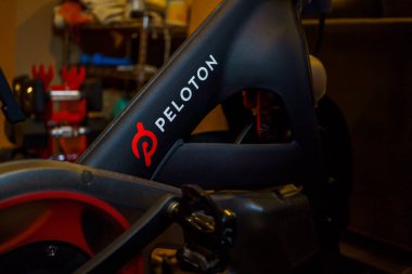 New York - 2022 civarları: Peloton logosu ana gemi sabit egzersiz bisikletinin temeli