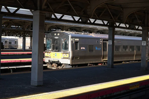 Queens Circa 2022 Busy Long Island Railroad Commuter Train Terminal Stockfoto