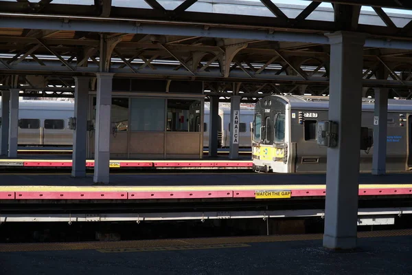 Queens Circa 2022 Busy Long Island Railroad Commuter Train Terminal lizenzfreie Stockfotos