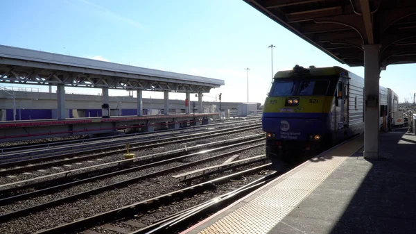 Queens Circa 2022 Long Island Railroad Lirr Diesel Train Arrives Jogdíjmentes Stock Képek