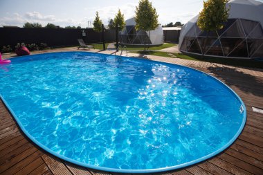 Güneşli bir günde özel bir evde yüzme havuzu