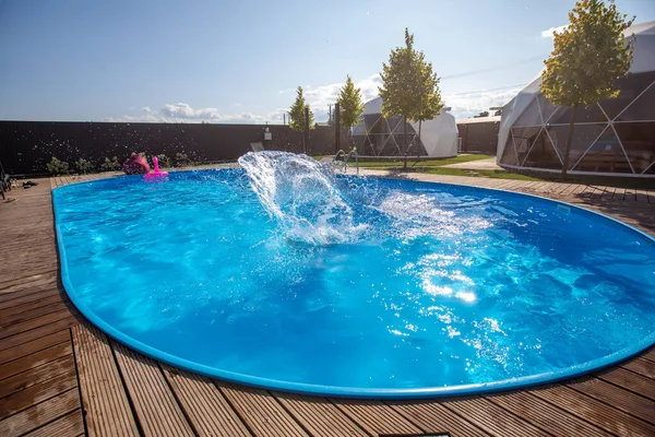 Güneşli bir günde özel bir evde yüzme havuzu