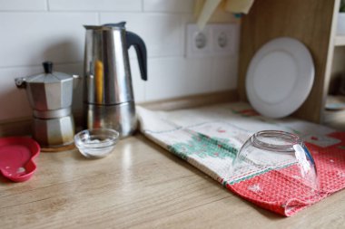 Mutfakta iki küçük kahve makinesi var.