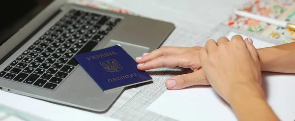Pasaporte Ucraniano Mano Cerca Del Ordenador Foto Alta Calidad — Foto de Stock