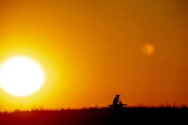 Motocross Coucher Soleil Silhouette Une Moto Sur Terrain Photo Haute — Photo