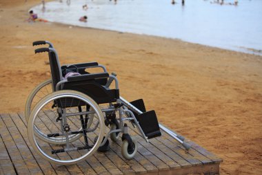 Tekerlekli sandalye ve koltuk değnekleri kumsalda. Yüksek kalite fotoğraf
