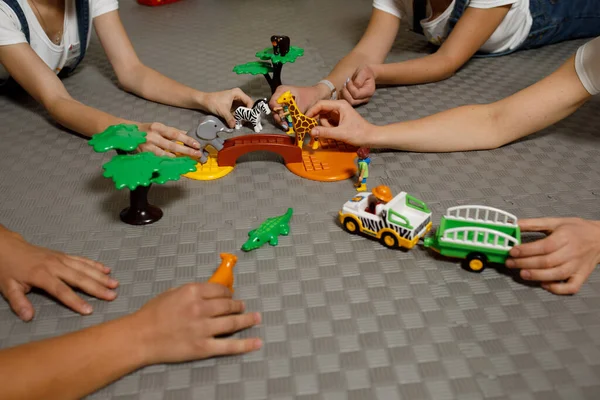 Kinderspiel Mit Tierfiguren Savanne Händen Hochwertiges Foto — Stockfoto