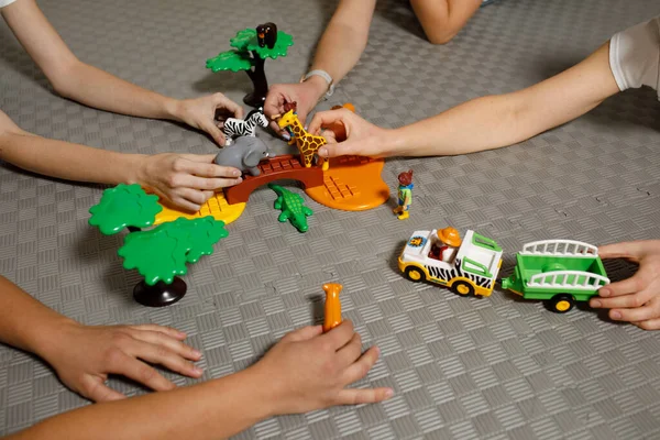 Juego Niños Con Figuras Animales Sabana Manos Foto Alta Calidad —  Fotos de Stock