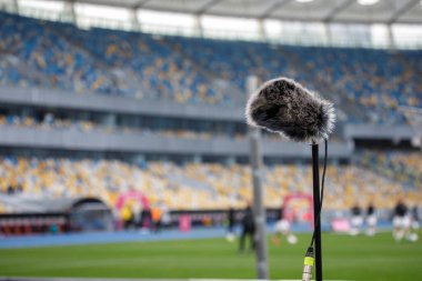 Maçın sesini kaydetmek için futbol sahasındaki yön mikrofonu. Yüksek kalite fotoğraf