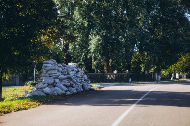 Yol kenarında korunmak için kum torbaları, savaş. Yüksek kalite fotoğraf