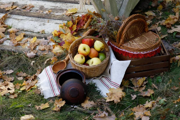 Automne Installation Panier Citrouilles Fleurs Pommes Feuilles Photo Haute Qualité — Photo