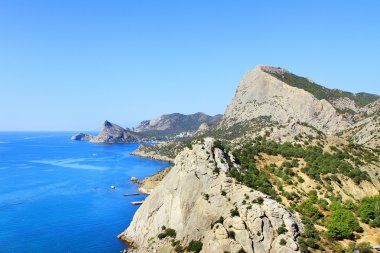 Dağlar ve deniz manzara