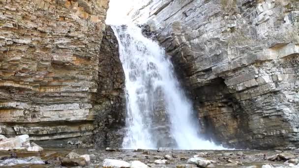 Wasserfall zwischen zwei Felsen — Stockvideo