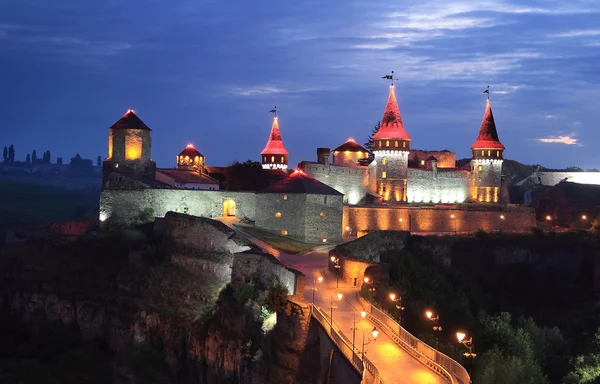 Vista nocturna de la fortaleza Kamianets-Podilskyi en Ucrania — Foto de Stock