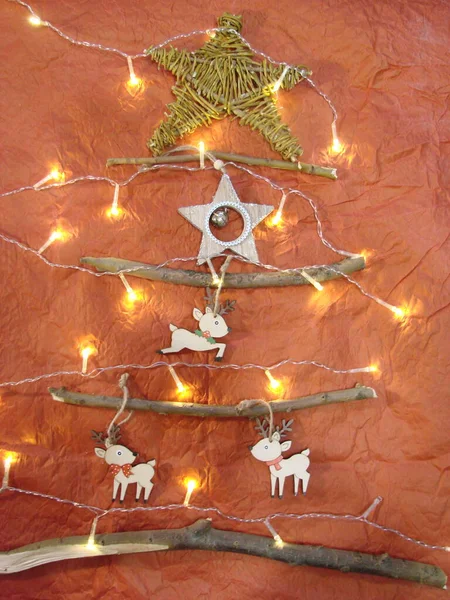 Δημιουργικό Χριστουγεννιάτικο Δέντρο Σκανδιναβικό Στυλ Φυσικά Υλικά Τάρανδοι Προετοιμασία Για — Φωτογραφία Αρχείου