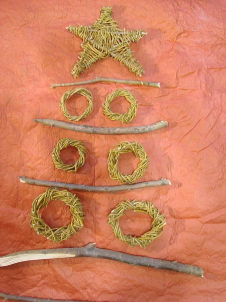 Kreativer Weihnachtsbaum Skandinavischer Stil Natürliche Materialien Rentiere Weihnachtsvorbereitung Mit Eigenen — Stockfoto