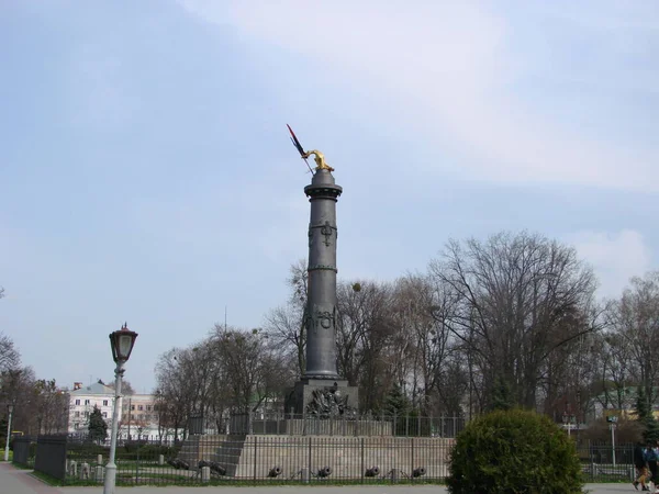 光荣铸铁柱的纪念碑 有青铜部分和鹰 Poltava 乌克兰 — 图库照片