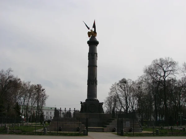 Pomnik Chwały Słup Żeliwny Brązowymi Częściami Orłem Połtawa Ukraina — Zdjęcie stockowe