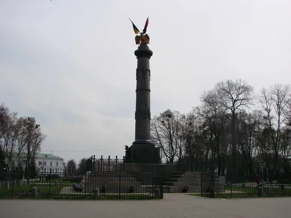 Pomnik Chwały Słup Żeliwny Brązowymi Częściami Orłem Połtawa Ukraina — Zdjęcie stockowe